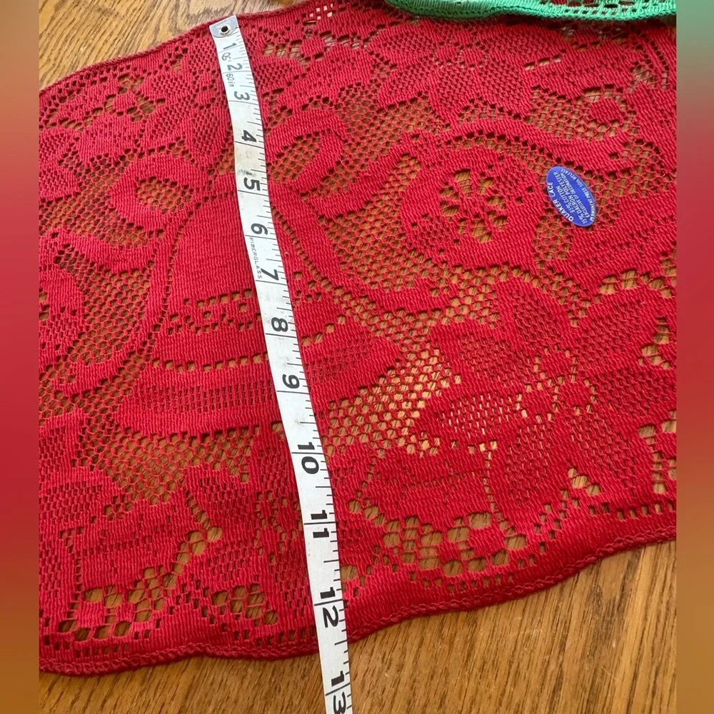 Quaker Lace Place in Box Mats Victorian Set 18 Red Green Off White Christmas